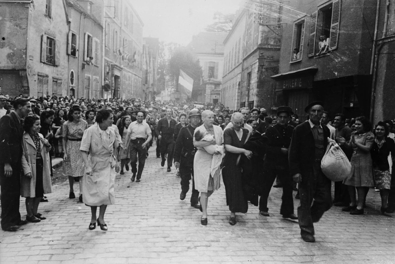 Illustration for article titled Cuando los franceses afeitaron la cabeza de sus mujeres para humillarlas públicamente: la vergüenza tras la WWII